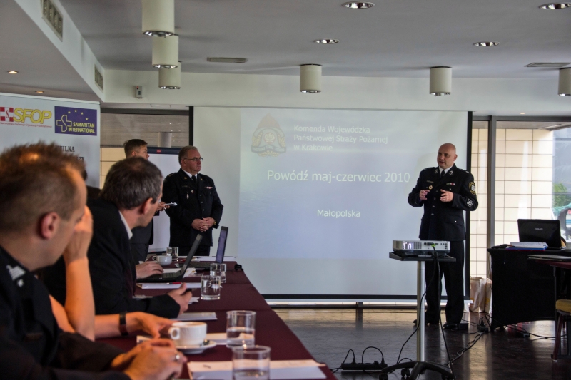 Maciej Gofron (SFOP) introduces the speakers from the fire brigade. (Photo: SFOP/Ewa Klocek)